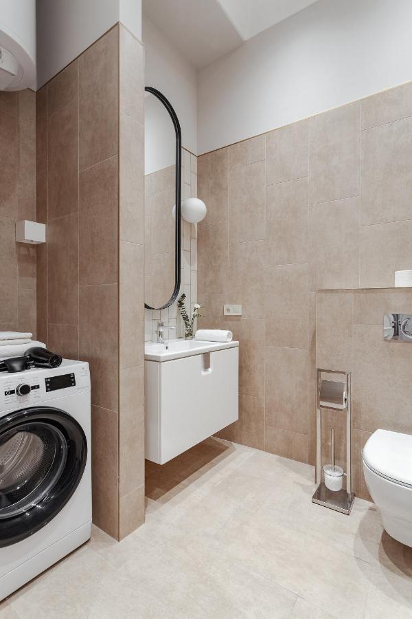 New! Luxury Apartment In The Center Of Odessa Overlooking Deribasovskaya Str. Low Price! Exterior photo